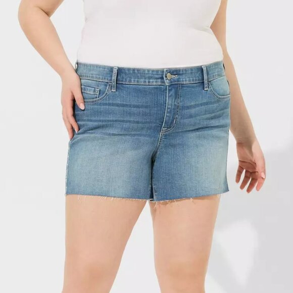 ❤️NWT VINTAGE TORRID SHORTS - 5" BOYFRIEND  STUDDED DENIM - MID RISE - PLUS SIZE - Picture 10 of 16
